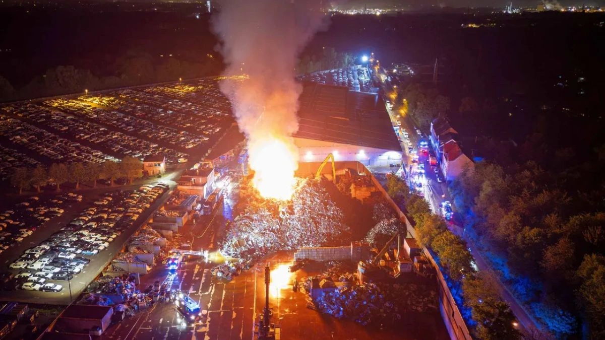 Schon wieder ein Großfeuer in Essen: Rauch zieht über das Stadtgebiet